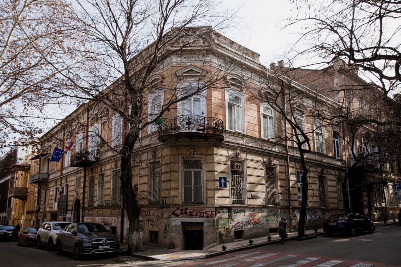 The building located at the intersection of 10, Machabeli and 14, Lermontov Streets